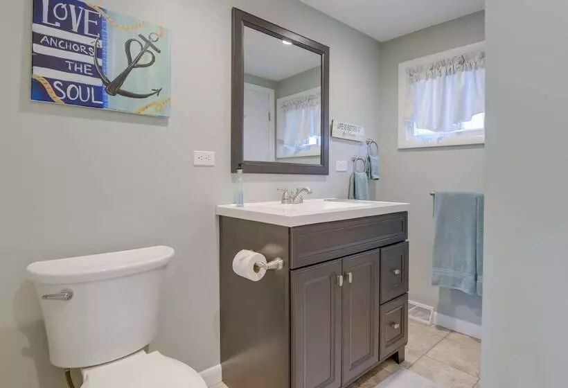 Idyllic Retreat W/ Lake Views   Near Marina!