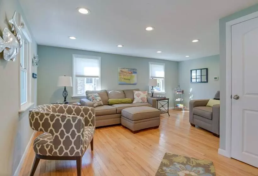 Idyllic Retreat W/ Lake Views   Near Marina!