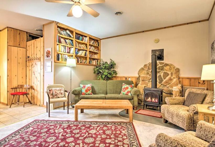 La Crescent Cottage On Minnesota Bluffs W/ View!