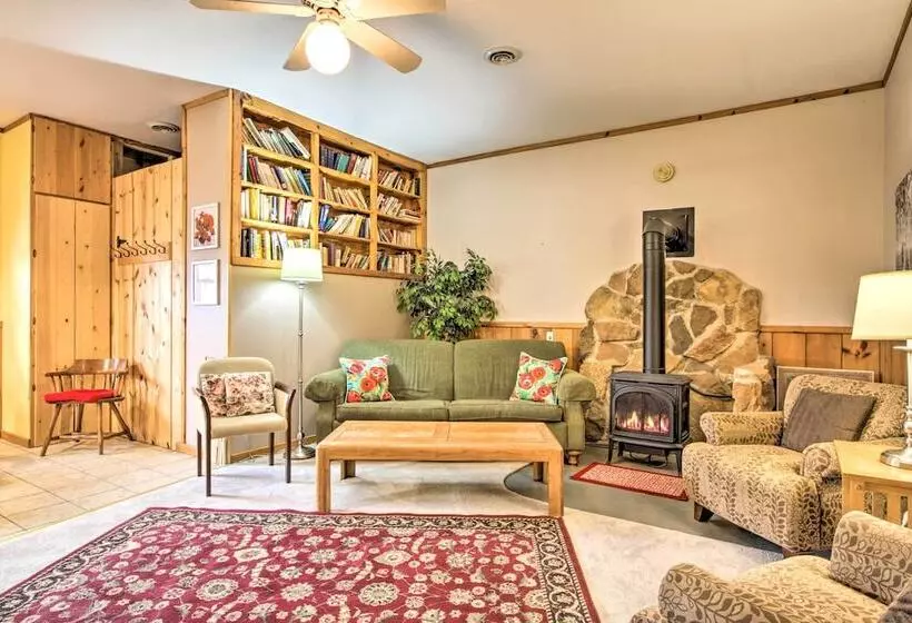 La Crescent Cottage On Minnesota Bluffs W/ View!