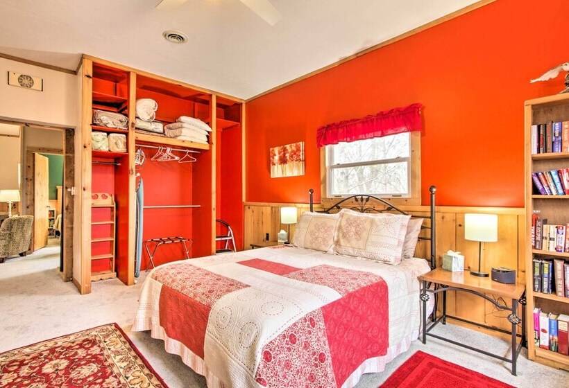 La Crescent Cottage On Minnesota Bluffs W/ View!