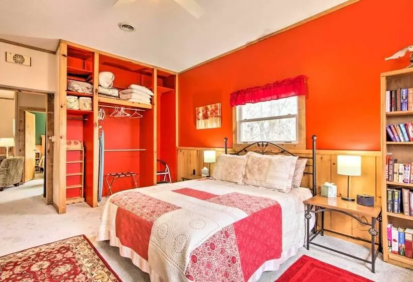 La Crescent Cottage On Minnesota Bluffs W/ View!