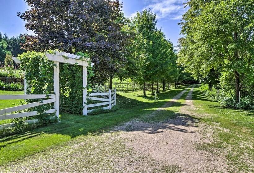 La Crescent Cottage On Minnesota Bluffs W/ View!