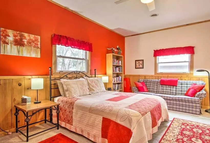 La Crescent Cottage On Minnesota Bluffs W/ View!