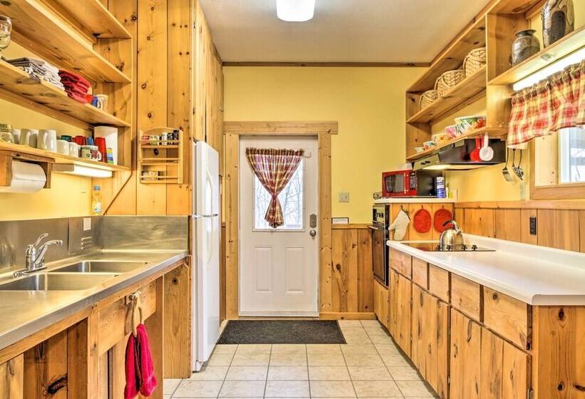 La Crescent Cottage On Minnesota Bluffs W/ View!