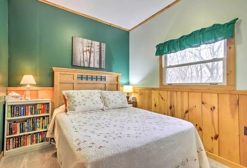 La Crescent Cottage On Minnesota Bluffs W/ View!