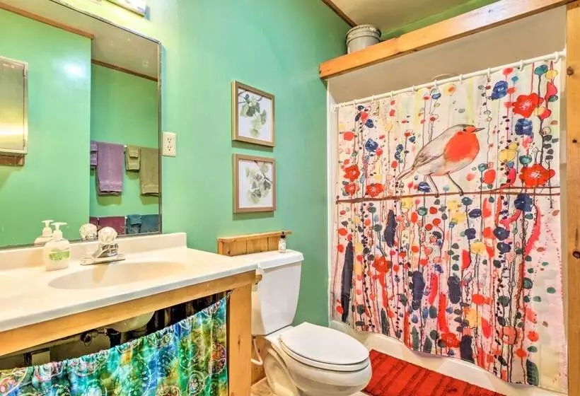 La Crescent Cottage On Minnesota Bluffs W/ View!