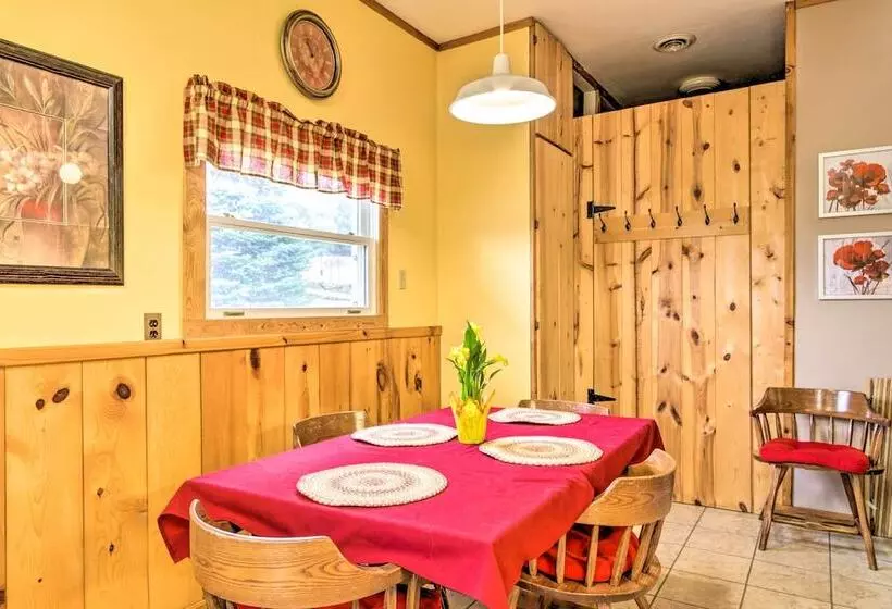 La Crescent Cottage On Minnesota Bluffs W/ View!