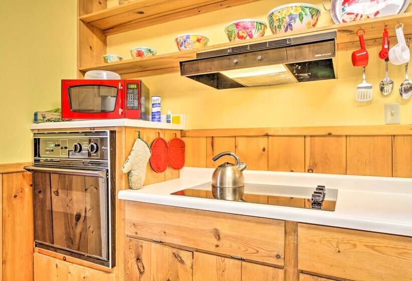 La Crescent Cottage On Minnesota Bluffs W/ View!