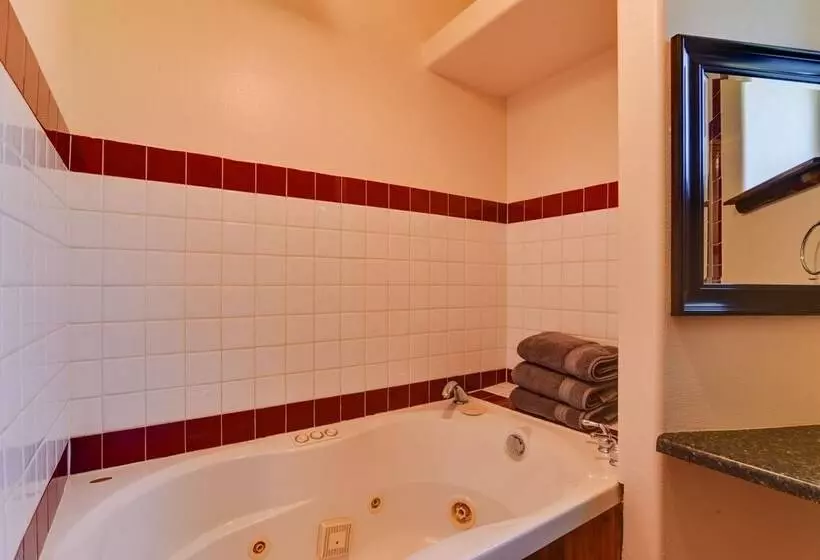 Legacy Mountain Lodge On 40 Acre Ranch W/ Views!