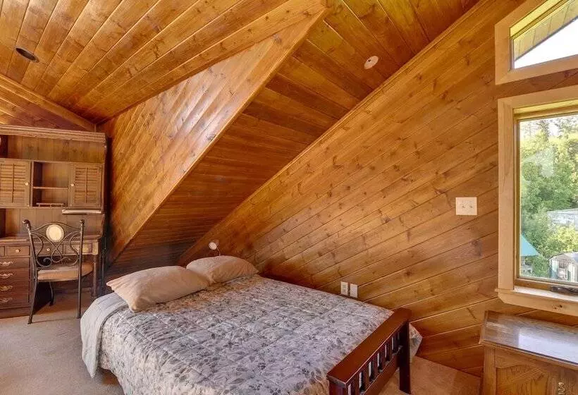 Legacy Mountain Lodge On 40 Acre Ranch W/ Views!