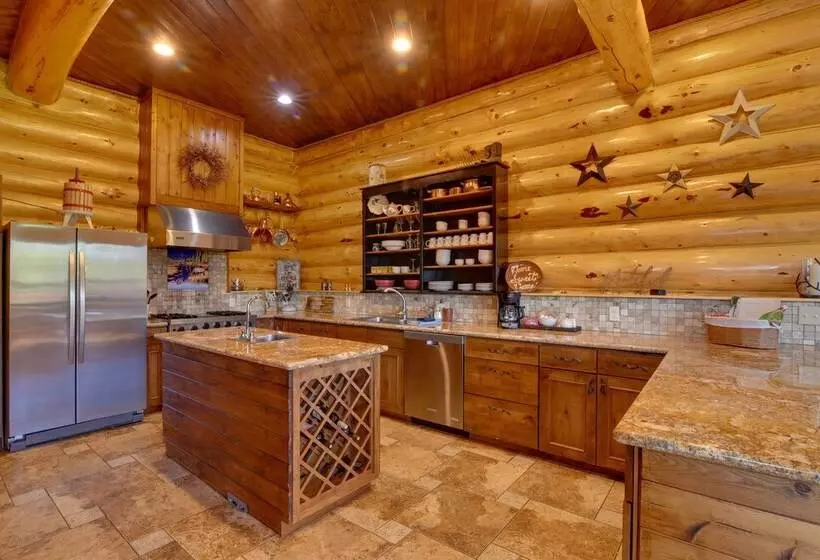 Legacy Mountain Lodge On 40 Acre Ranch W/ Views!