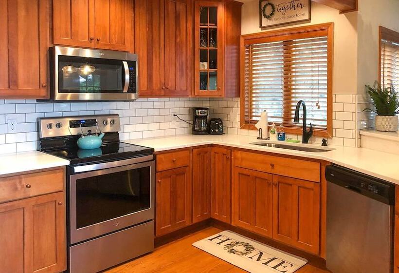 Lakefront Poconos Escape W/ Game Room, Dock & Pool