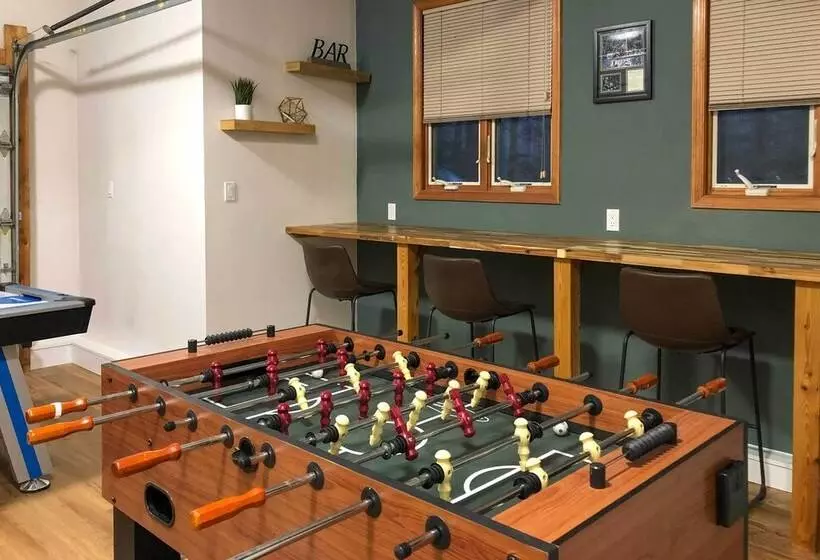 Lakefront Poconos Escape W/ Game Room, Dock & Pool