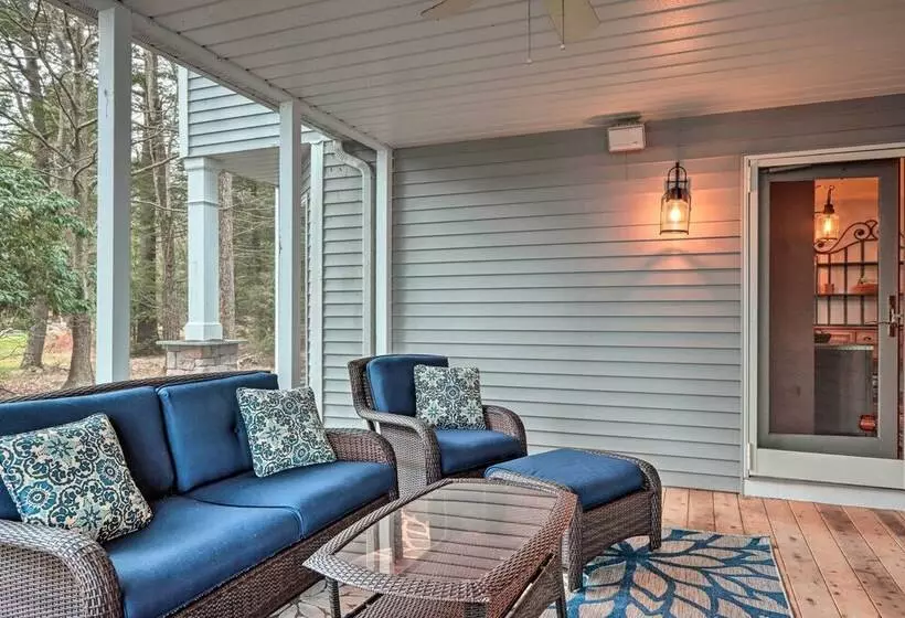 Lakefront Poconos Escape W/ Game Room, Dock & Pool
