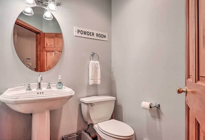 Lakefront Poconos Escape W/ Game Room, Dock & Pool