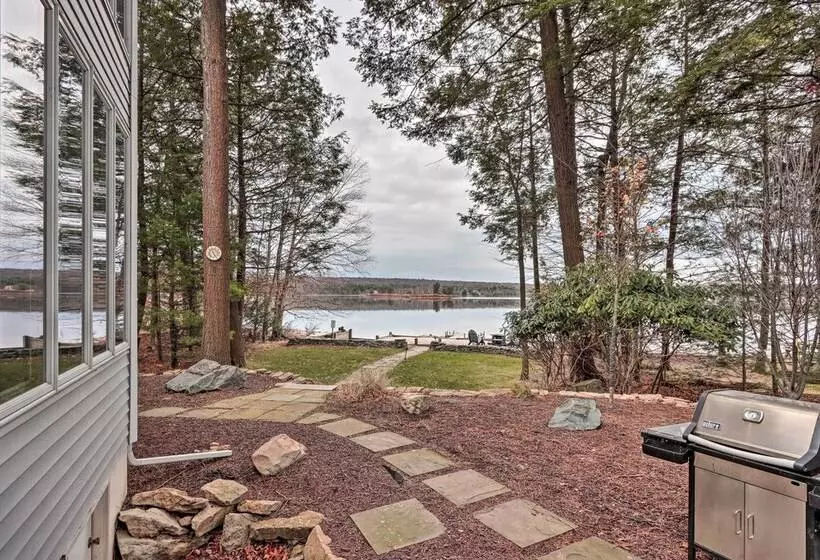 Lakefront Poconos Escape W/ Game Room, Dock & Pool