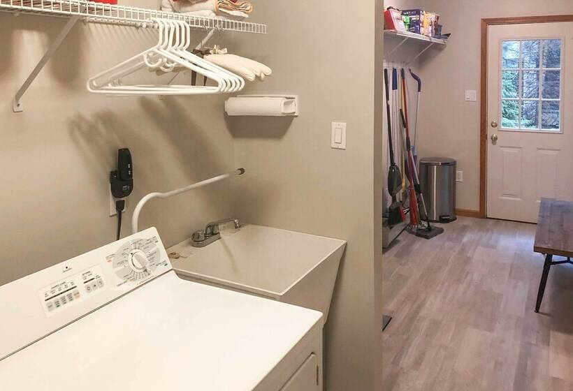 Lakefront Poconos Escape W/ Game Room, Dock & Pool