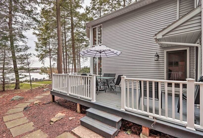Lakefront Poconos Escape W/ Game Room, Dock & Pool