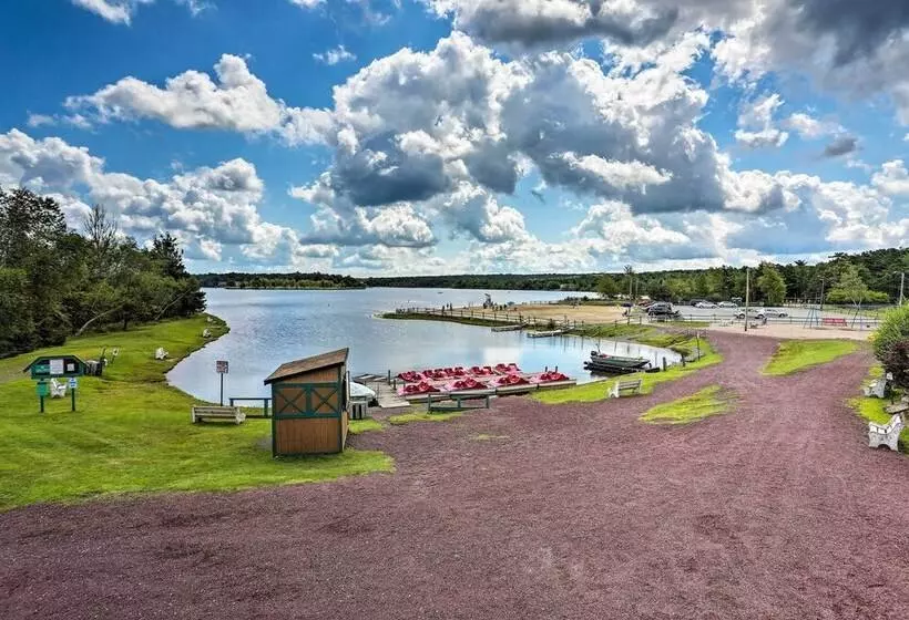 Lakefront Poconos Escape W/ Game Room, Dock & Pool