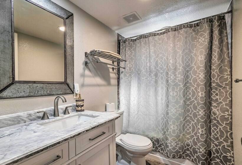 Game Room & Deck: Oso Cozy Cabin In Arnold!