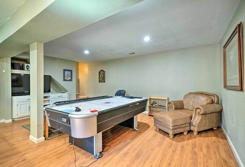 Game Room & Deck: Oso Cozy Cabin In Arnold!