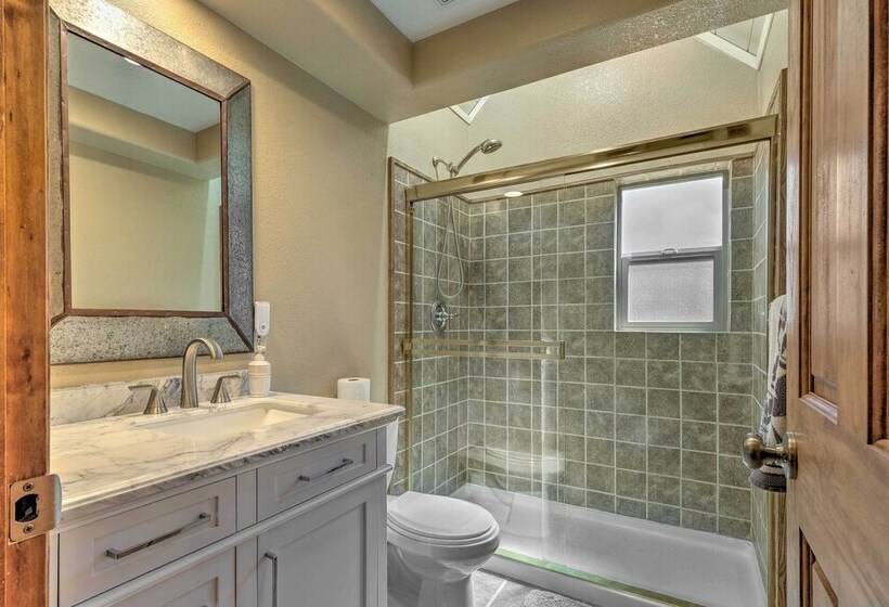 Game Room & Deck: Oso Cozy Cabin In Arnold!