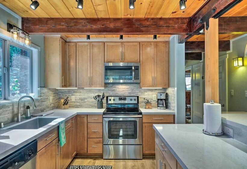 Game Room & Deck: Oso Cozy Cabin In Arnold!