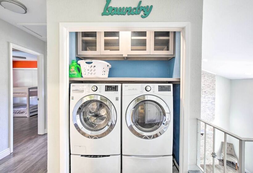 Movie Room + Poolside Oasis: Richardson Home!