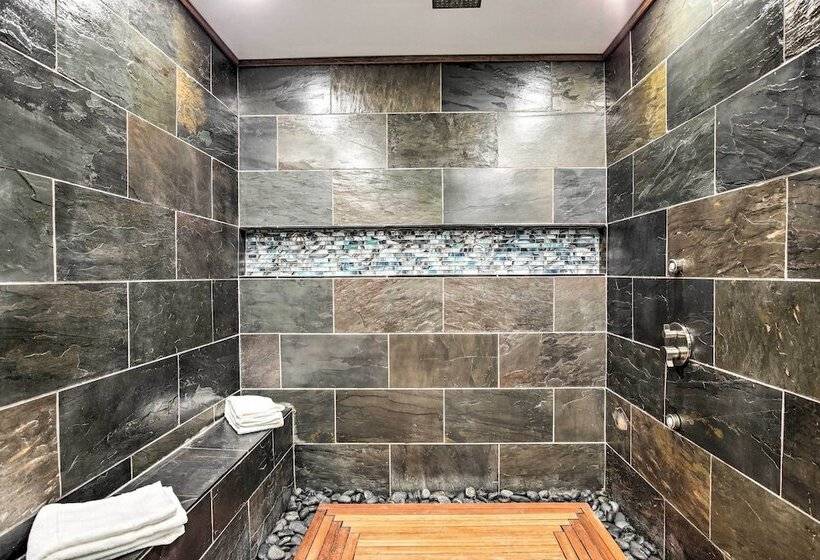 Movie Room + Poolside Oasis: Richardson Home!