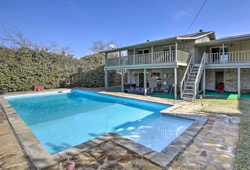 Movie Room + Poolside Oasis: Richardson Home!