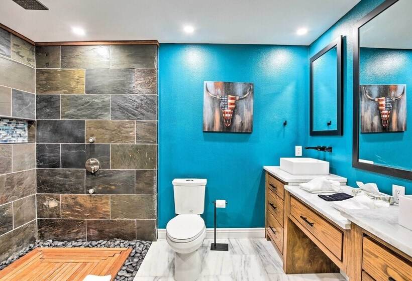 Movie Room + Poolside Oasis: Richardson Home!