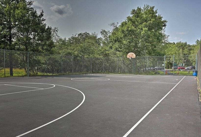 Hot Tub, Game Room & Fire Pit: Poconos Retreat