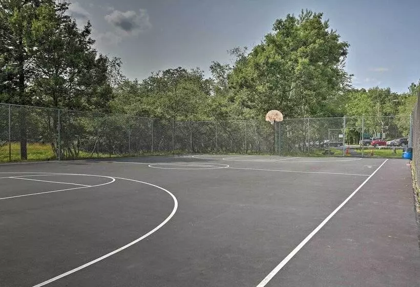 Hot Tub, Game Room & Fire Pit: Poconos Retreat