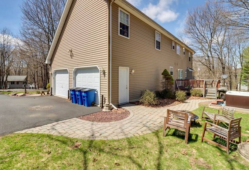 Hot Tub, Game Room & Fire Pit: Poconos Retreat