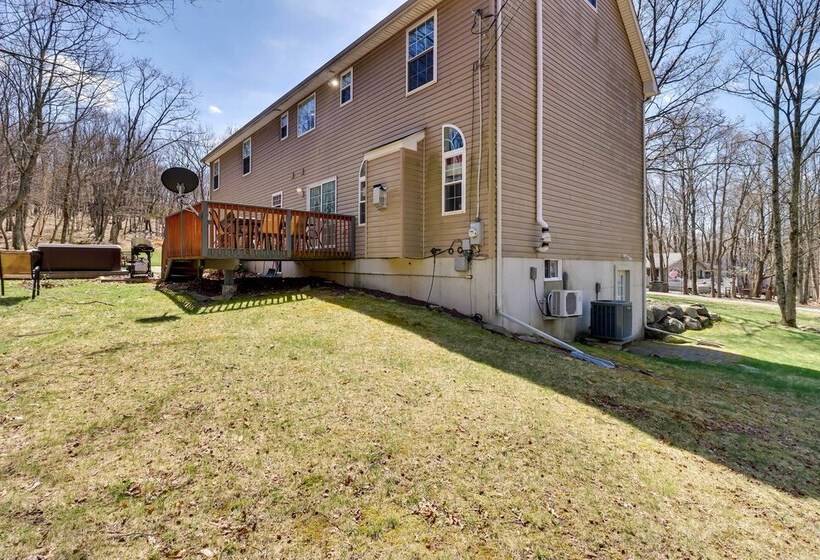 Hot Tub, Game Room & Fire Pit: Poconos Retreat