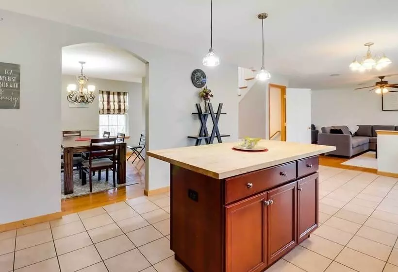 Hot Tub, Game Room & Fire Pit: Poconos Retreat