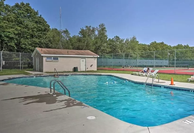 Hot Tub, Game Room & Fire Pit: Poconos Retreat