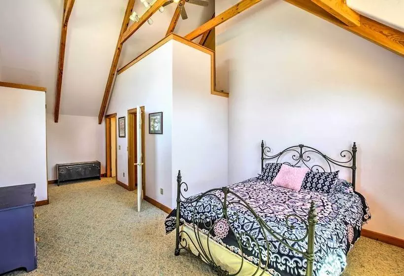 Stunning Silesia Home, Horse Boarding + River View