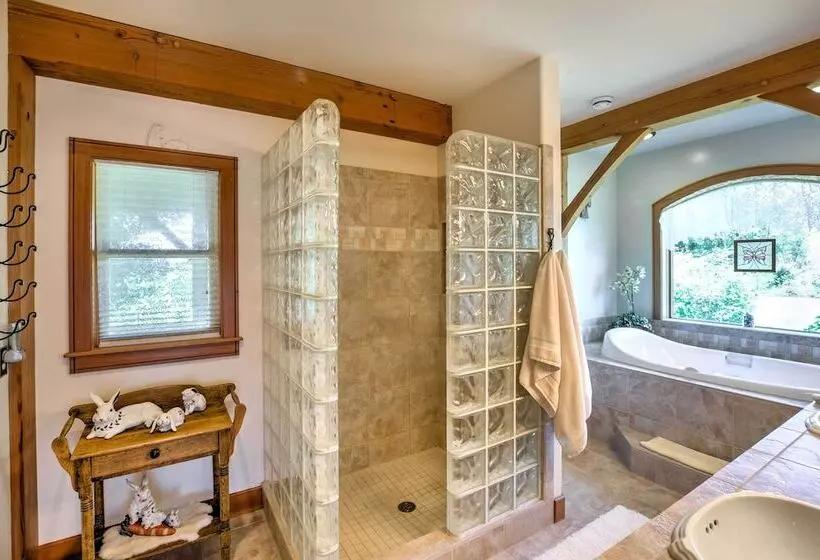 Stunning Silesia Home, Horse Boarding + River View