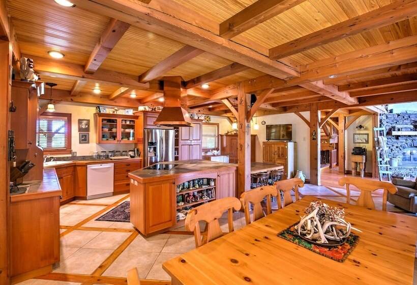 Stunning Silesia Home, Horse Boarding + River View