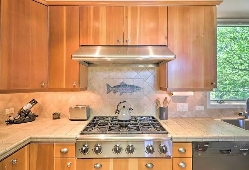 West Glacier Home W/ Majestic Mountain Views!