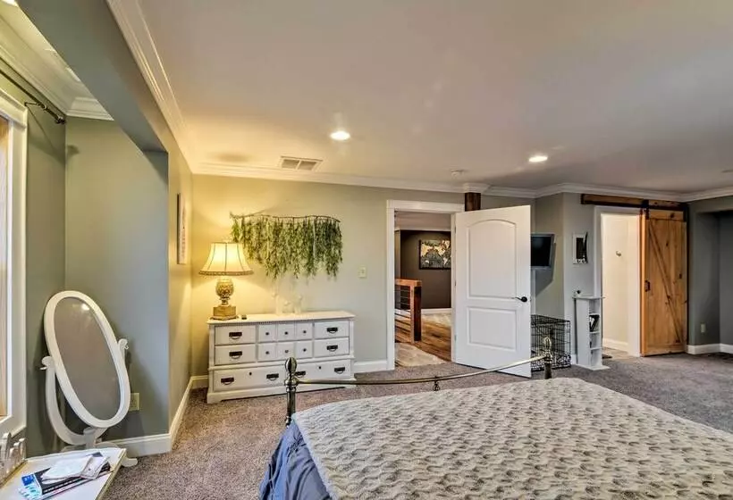 The Barn House: Caldwell Mtn Retreat W/ Hot Tub!