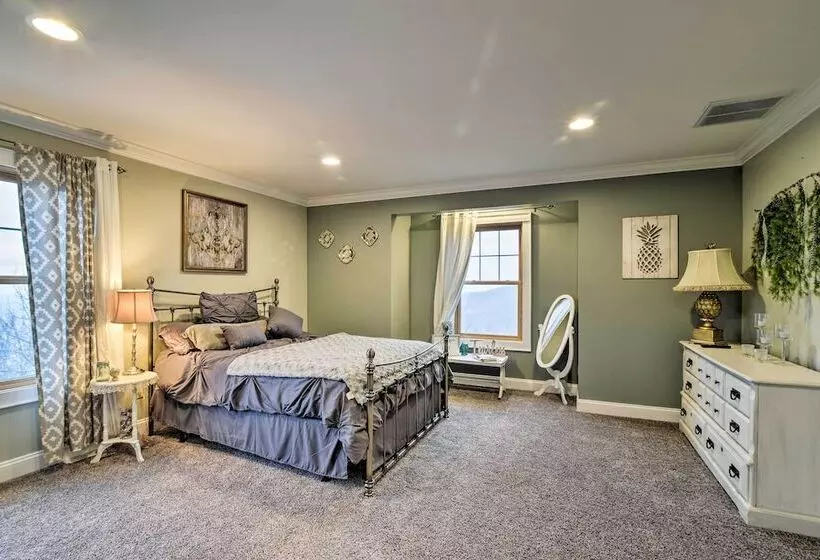 The Barn House: Caldwell Mtn Retreat W/ Hot Tub!