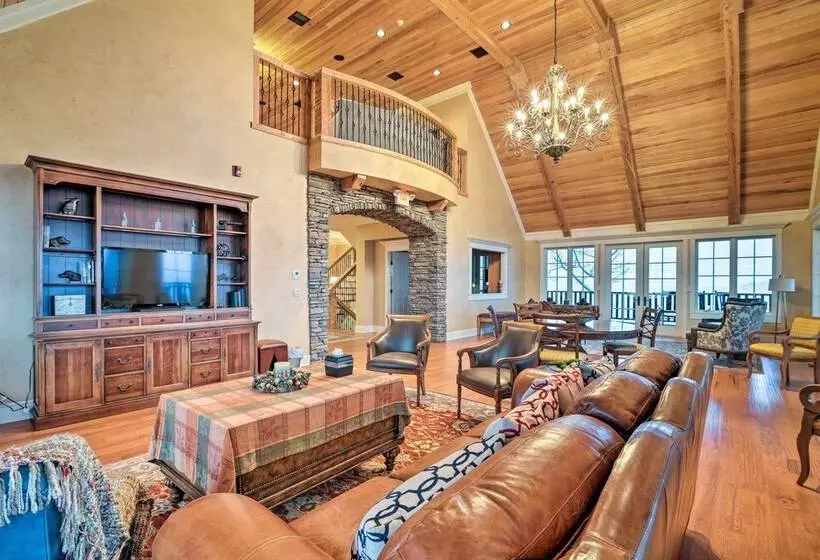 The Barn House: Caldwell Mtn Retreat W/ Hot Tub!