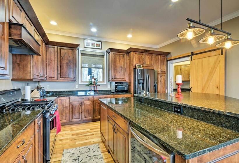 The Barn House: Caldwell Mtn Retreat W/ Hot Tub!