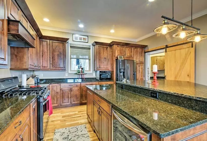 The Barn House: Caldwell Mtn Retreat W/ Hot Tub!