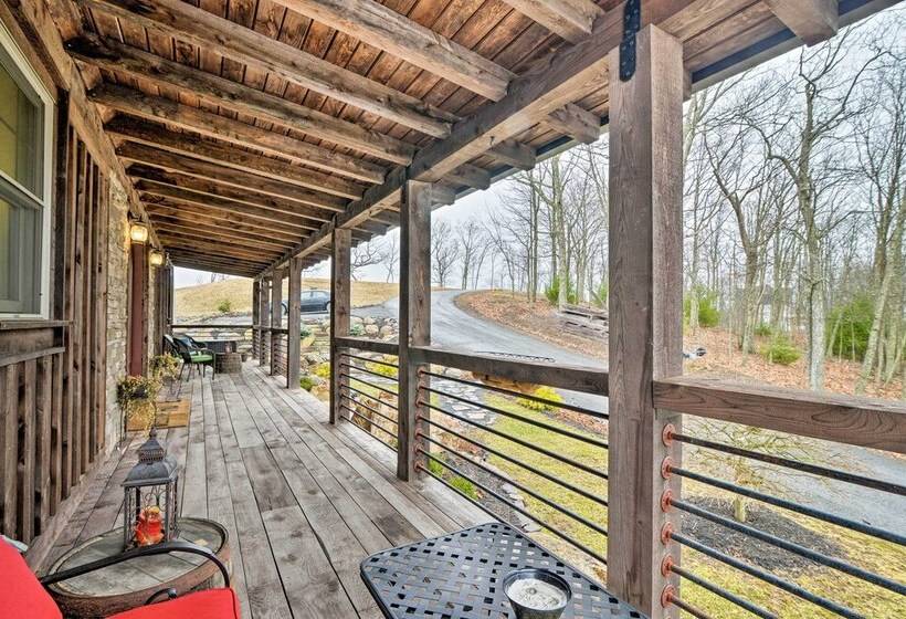 The Barn House: Caldwell Mtn Retreat W/ Hot Tub!