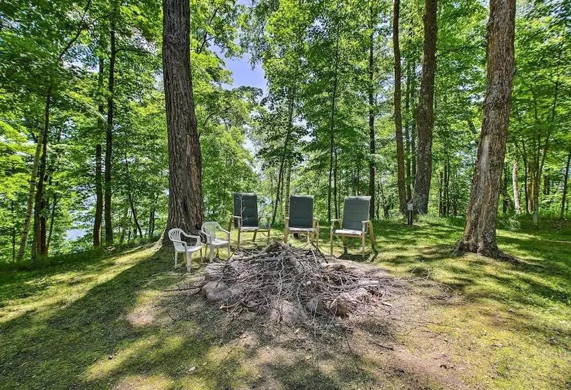 Trout Lake Cabin W/ Private Dock, Kayaks & Loft!