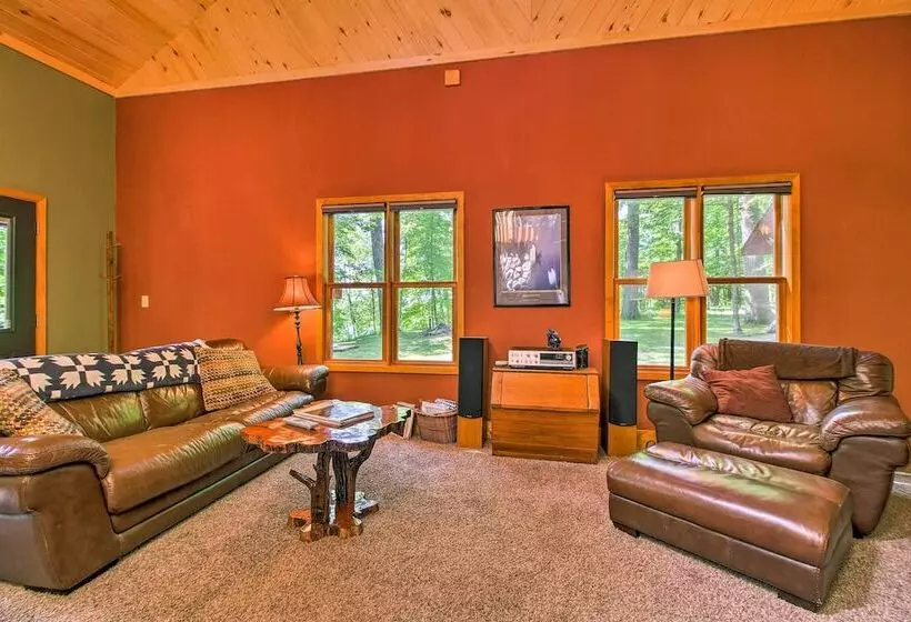 Trout Lake Cabin W/ Private Dock, Kayaks & Loft!